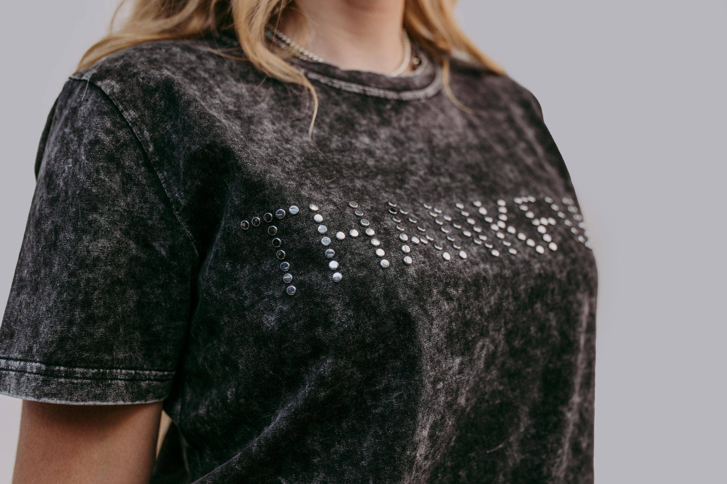 MK480 Thankful Acid Washed Studs SL Tee - Charcoal: Charcoal / L