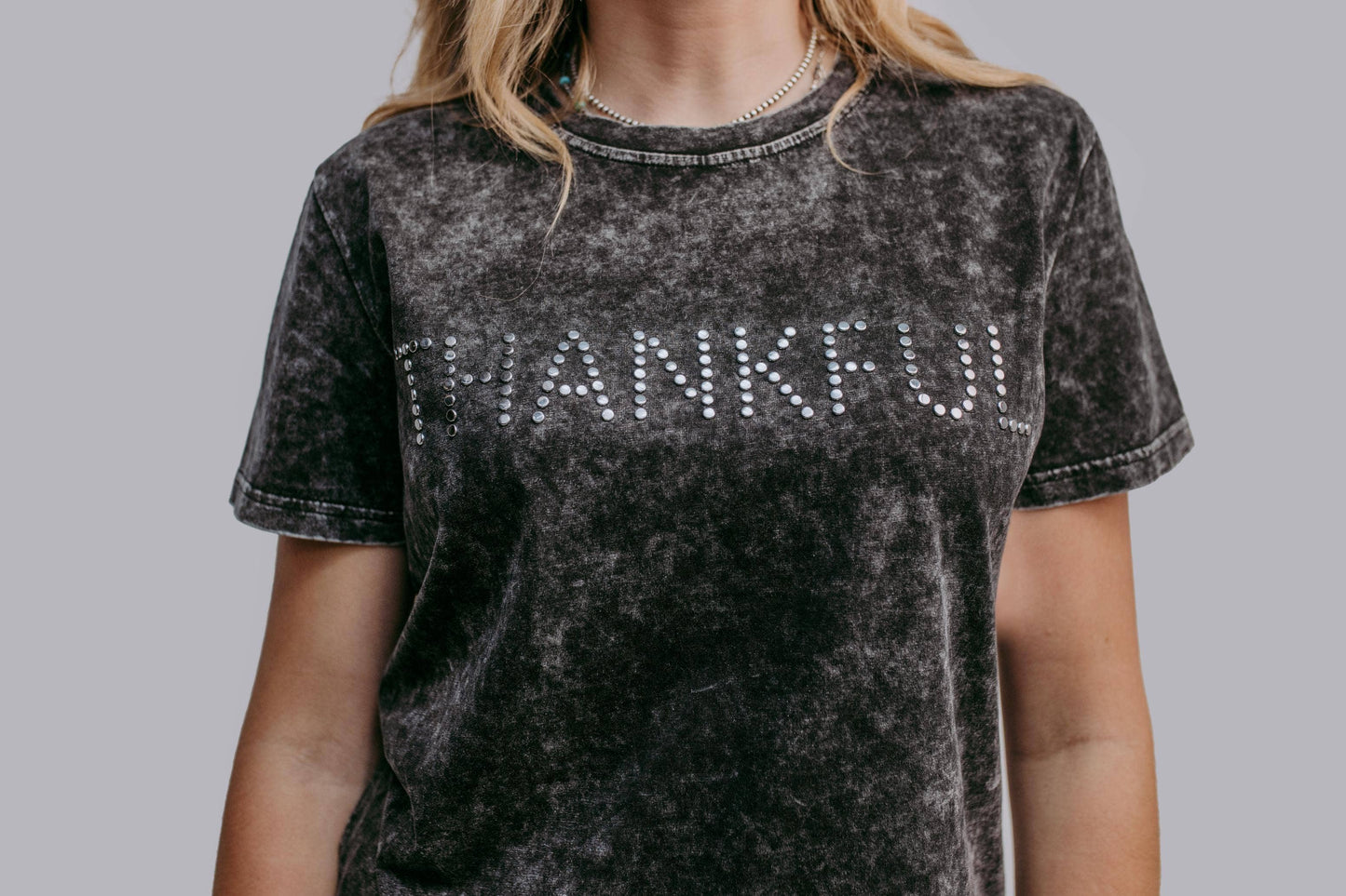 MK480 Thankful Acid Washed Studs SL Tee - Charcoal: Charcoal / M